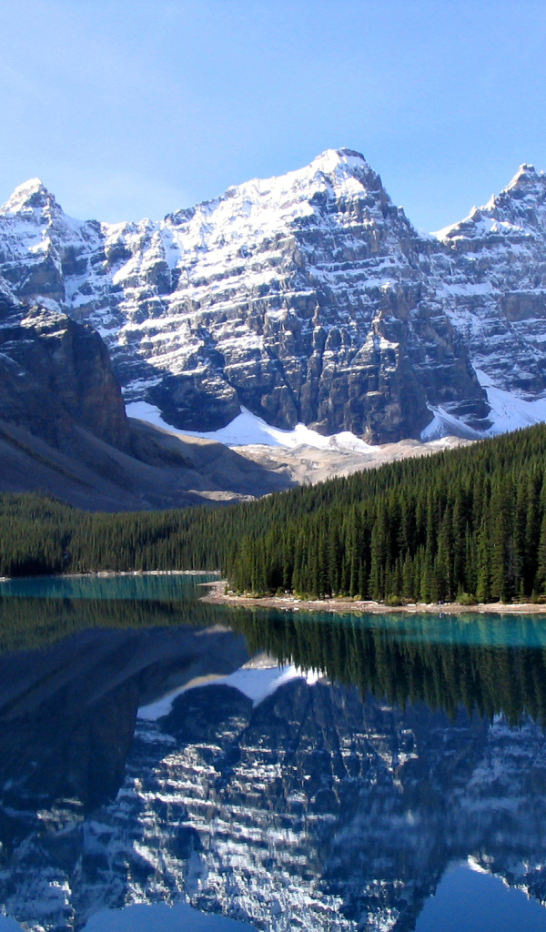 Заснеженные вершины гор и озеро в  национальном парке Банф, Канада 