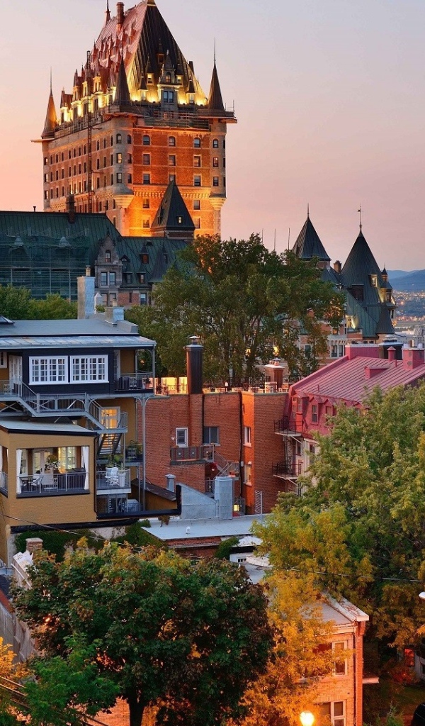 Вид на замок Шато-Фронтенак, город Квебек. Канада 