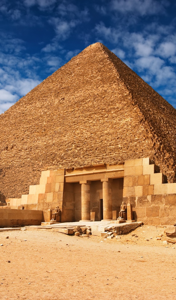 Пирамида на фоне красивого неба, Египет