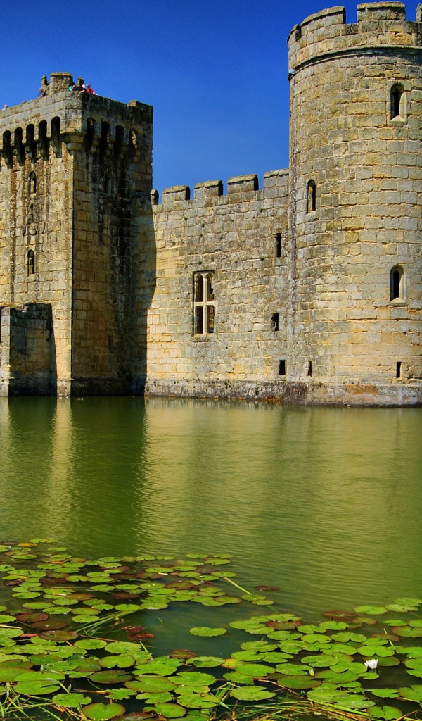 Старинный замок на воде Бодиам, Англия 