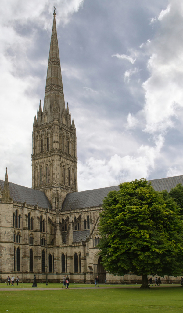 Старинный Солсберийский собор на фоне неба, Англия