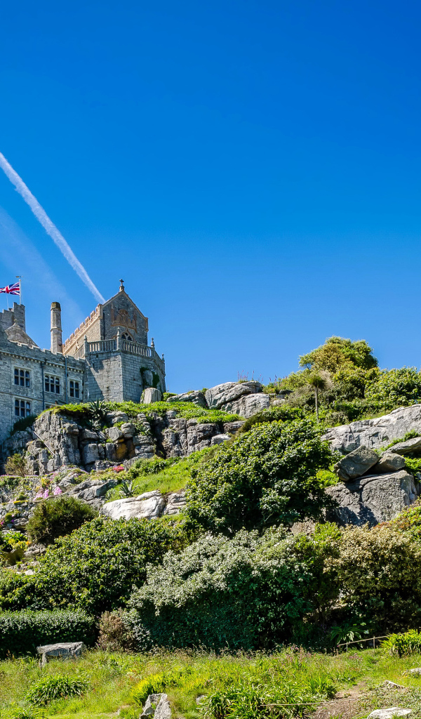Замок St Michael's Mount на фоне голубого неба, Англия 
