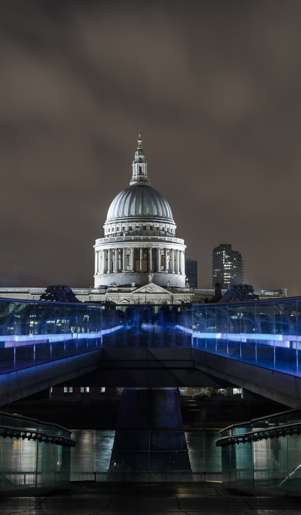 Мост Миллениум с подсветкой, Лондон. Англия 