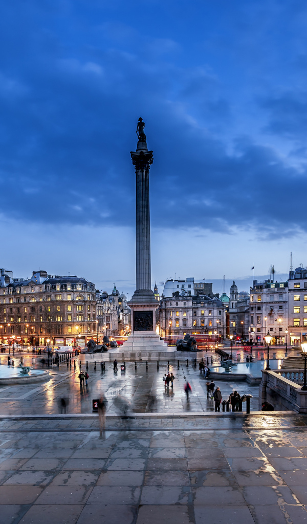 Памятник на вечерней городской площади, Лондон. Англия