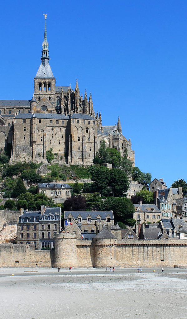 Замок Мон-Сен-Мишель на фоне голубого неба, Франция