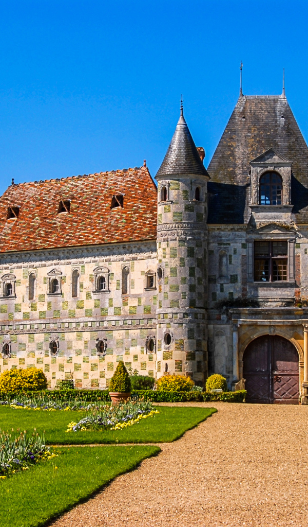 Замок Chateau de St Germain de Livet с зеленым газоном, Франция