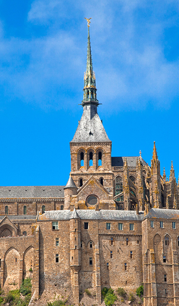 Остров крепость Мон-Сен-Мишель на фоне голубого неба, Франция