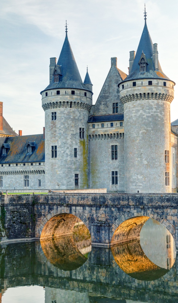 Средневековый замок Сюлли-сюр-Луар, Франция 