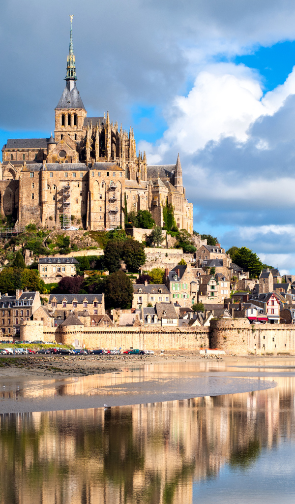 Остров крепость Мон-Сен-Мишель отражается в воде, Франция