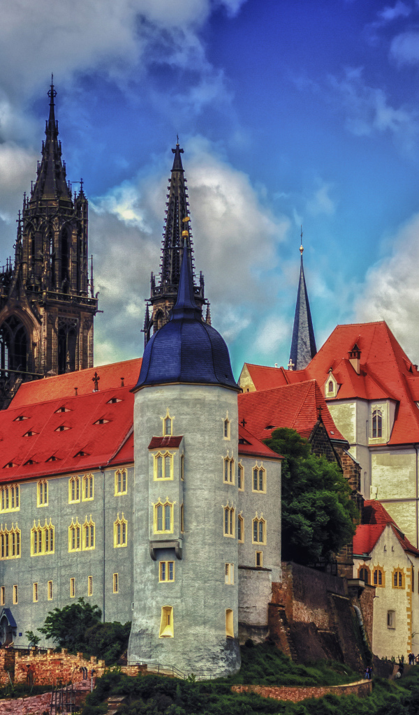 Замок Альбрехтсбург на фоне неба, Германия 