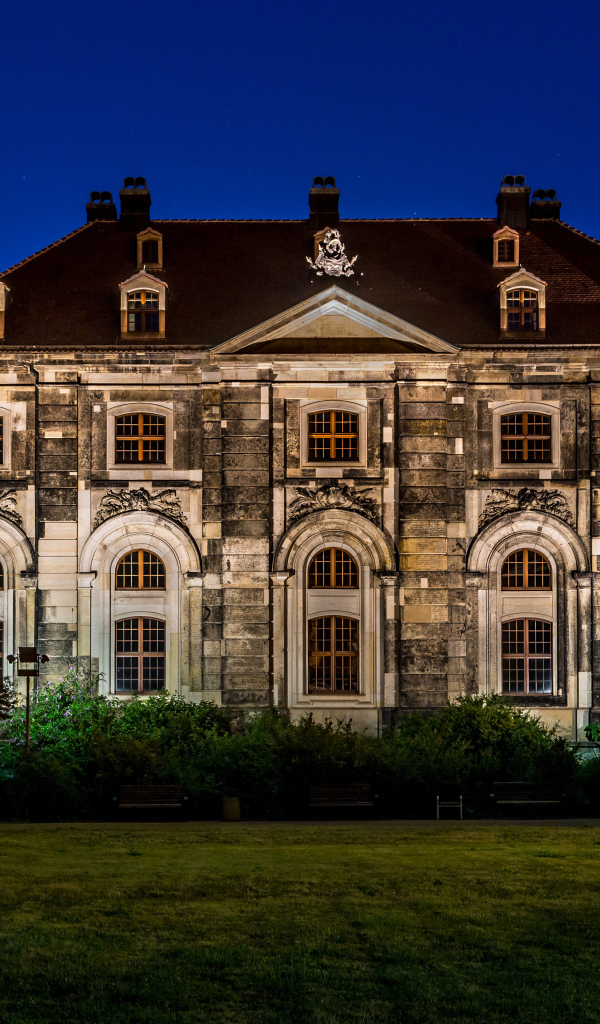 Старинный особняк  ночью, Дрезден. Германия 