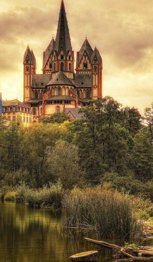 Старинный Лимбургский собор у озера, Германия 