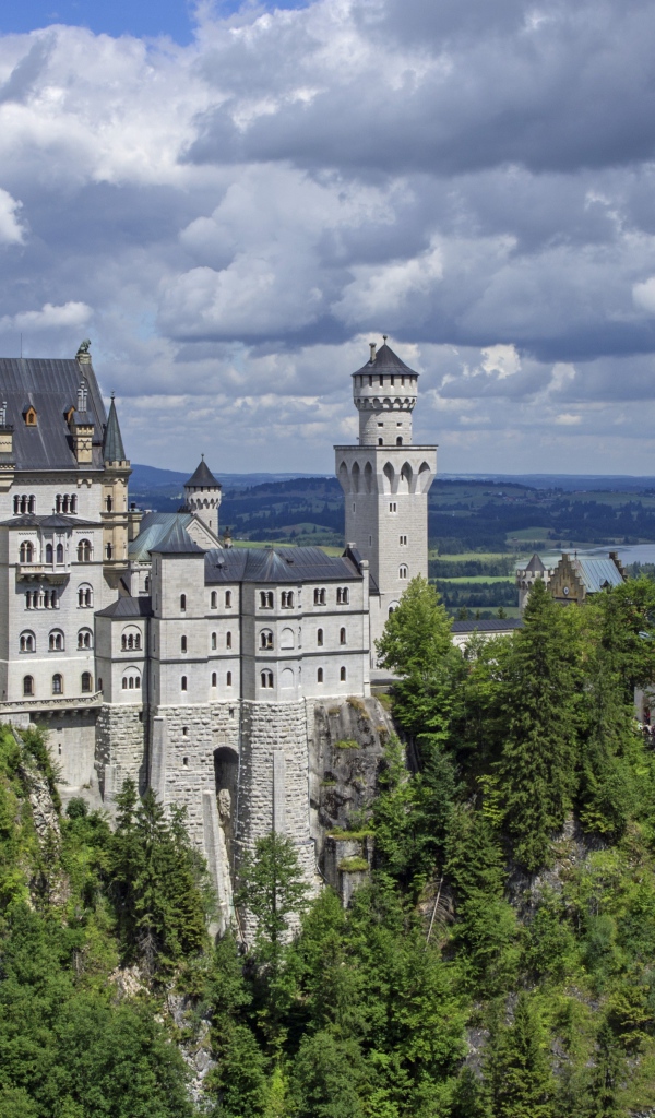 Старинный красивый замок Нойшванштайн, Германия 