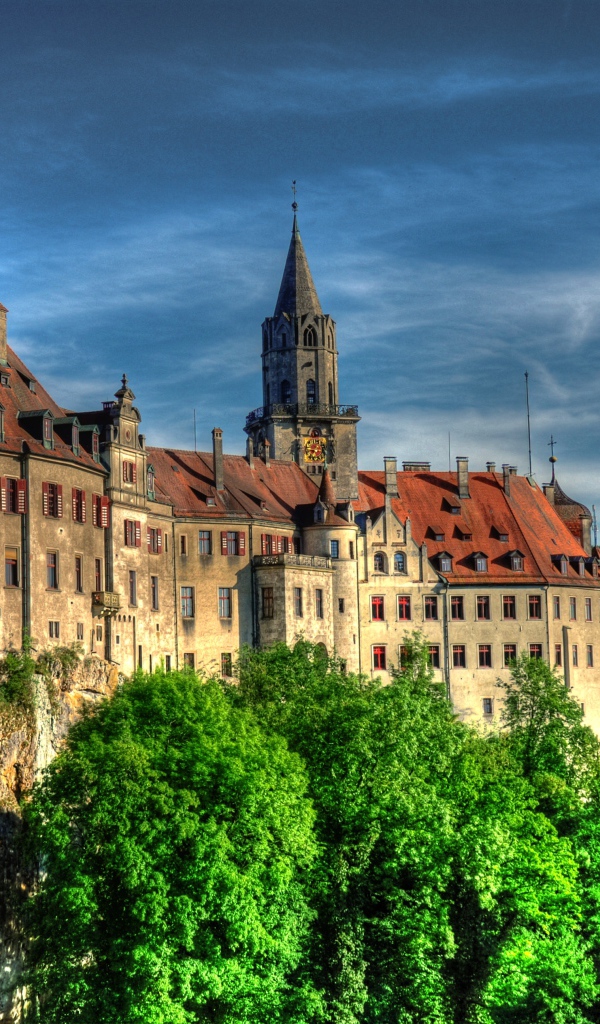 Старинный замок Зигмаринген на фоне неба, Германия 