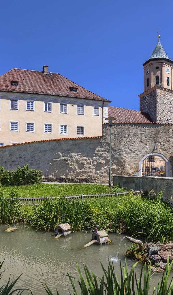 Красивый дом у пруда, Бавария. Германия