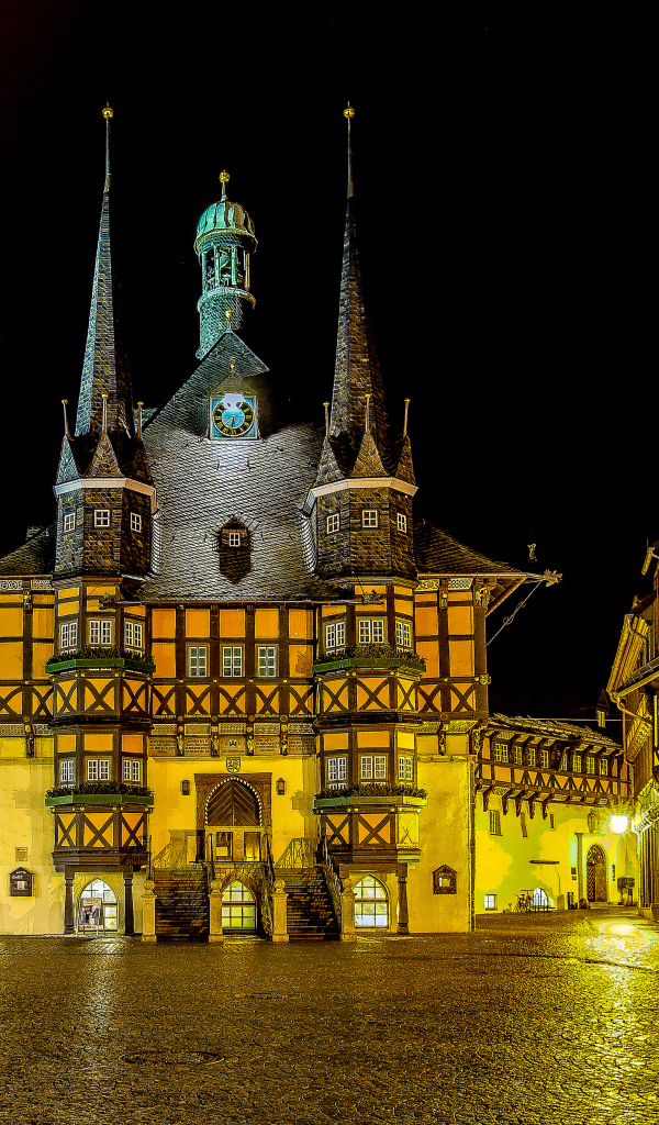 Красивый дом в городе Вернигероде ночью, Германия 