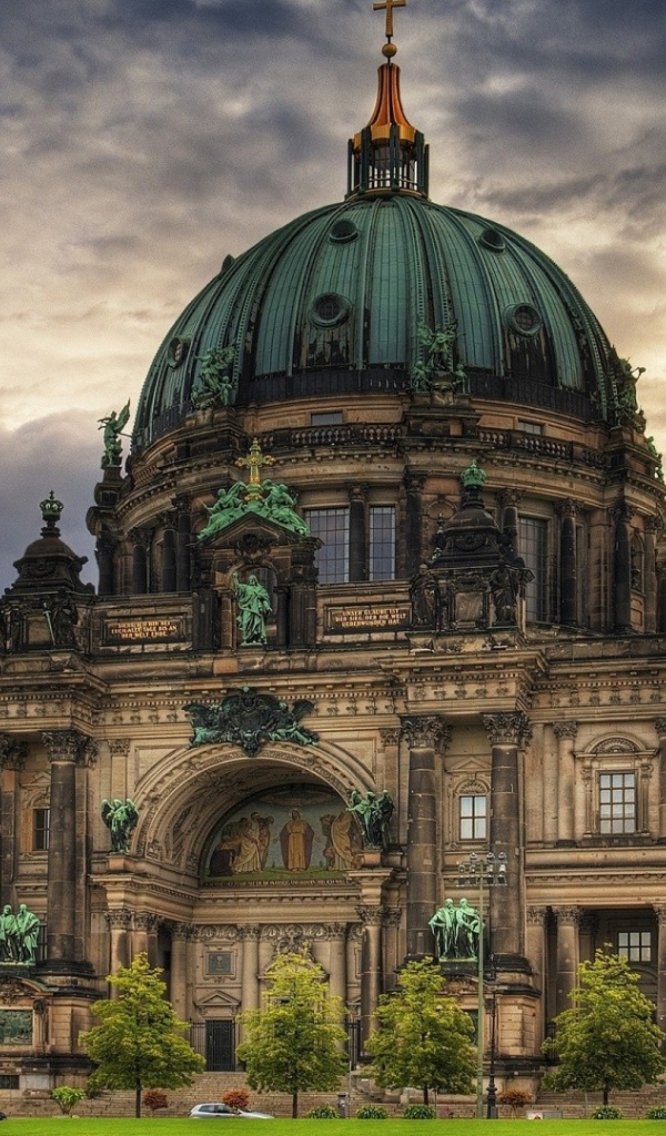 Берлинский кафедральный собор на фоне неба, Германия 