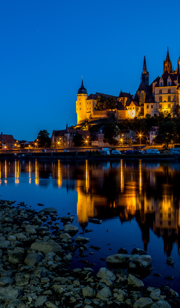 Вечерние огни замка Альбрехтсбург отражаются в воде, город Мейсен, Германия