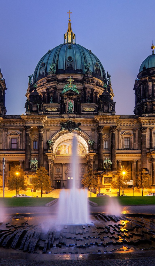 Фонтан у Берлинского кафедрального собора, Берлин. Германия 