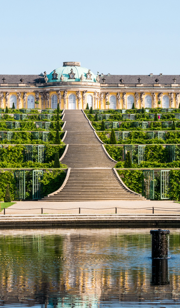 Высокая лестница у дворца Сан-Суси, Потсдам. Германия