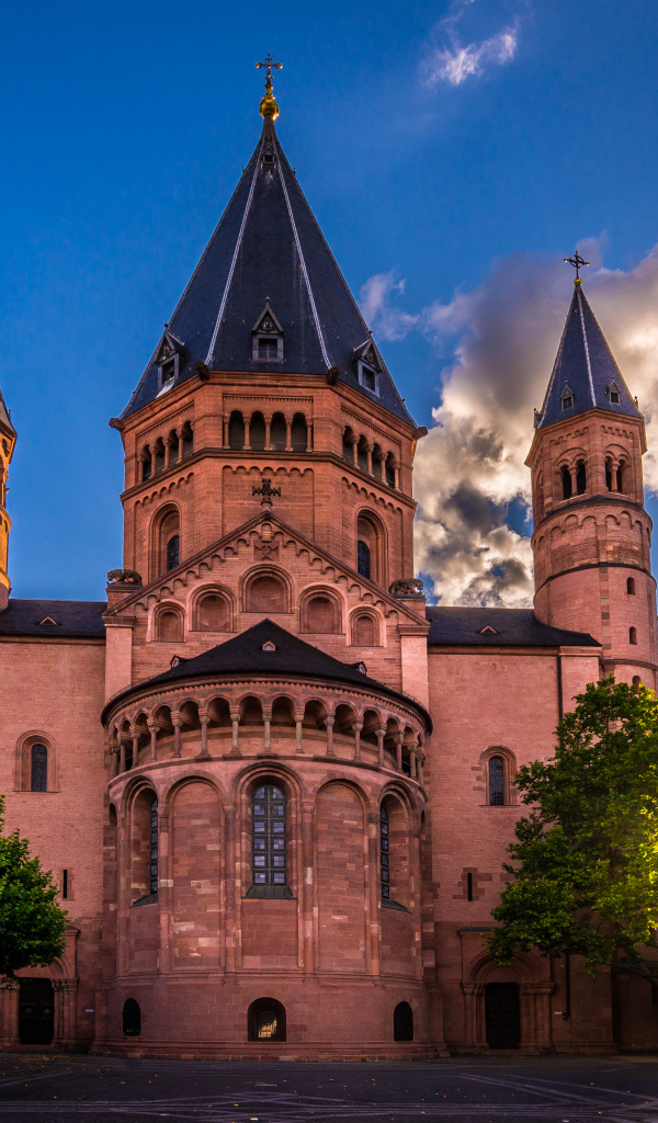 Кафедральный собор Майнца на фоне облаков, Германия 