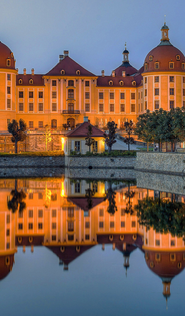 Замок Морицбург отражается в воде.  Германия 