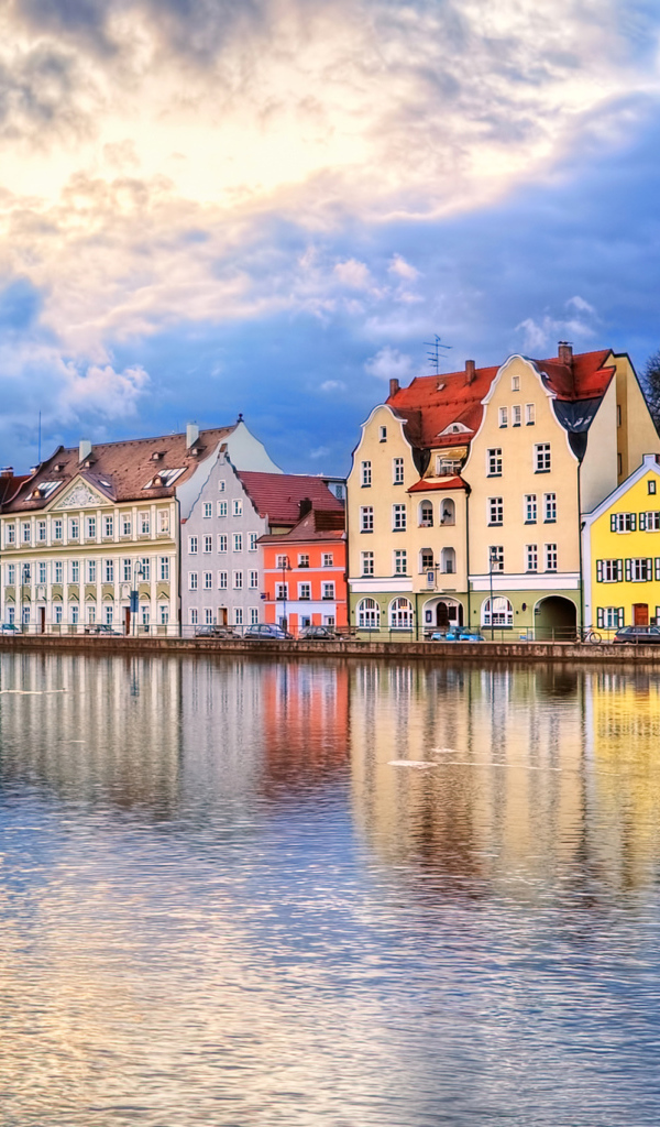 Разноцветные дома на набережной, Германия 