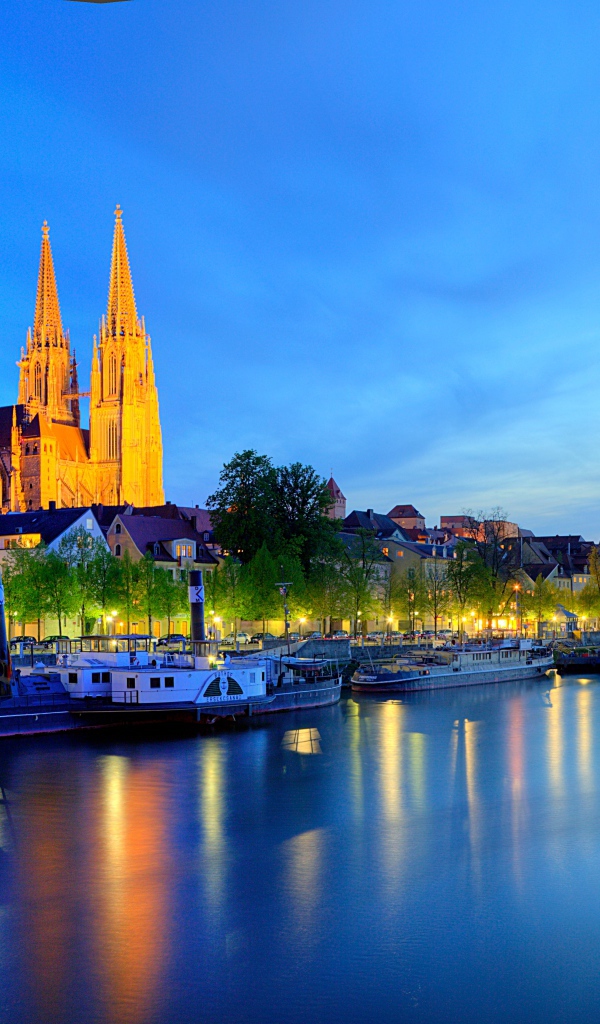 Ночной город Регенсбург у реки, Германия