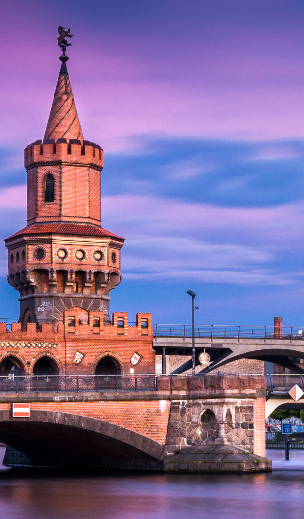 Красный старинный  мост Обербаумбрюкке, Берлин. Германия 