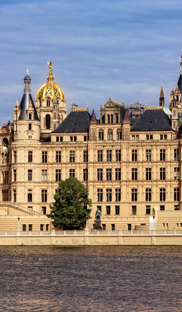 Шверинский замок у озера, Германия  