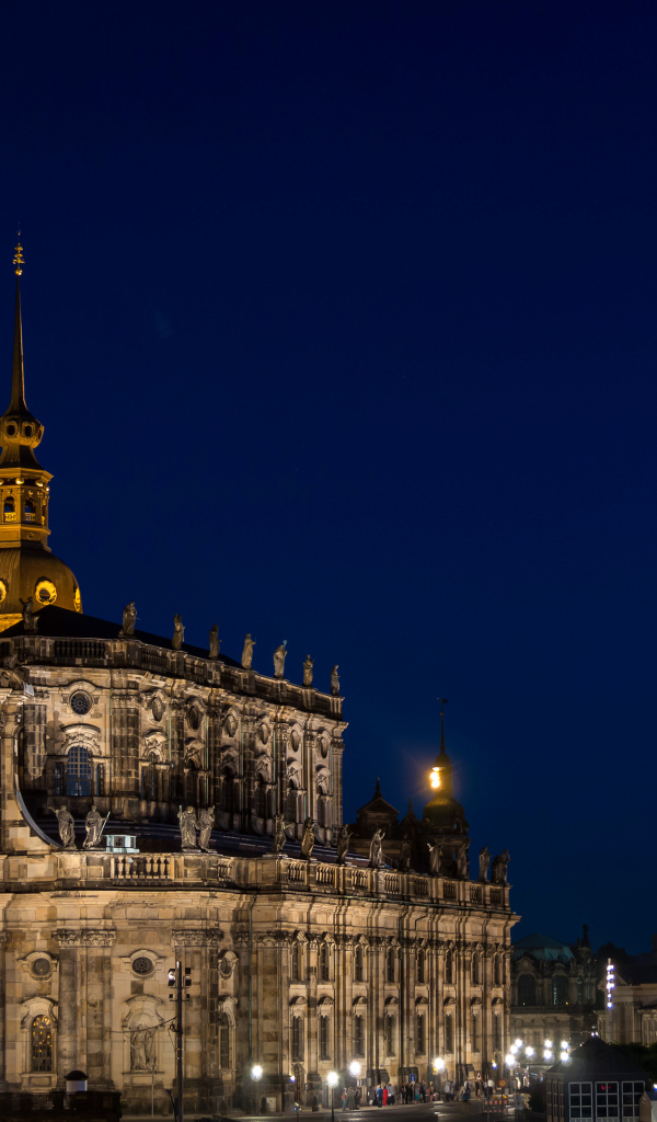 Старинный собор Хофкирхе ночью, Дрезден. Германия