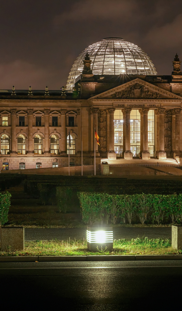 Здание Рейхстага вечером, Берлин, Германия 