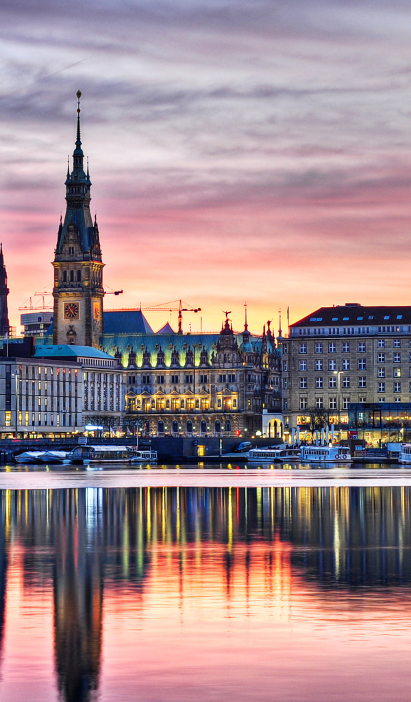 Здания вечернего города Гамбург отражаются в реке,  Германия 