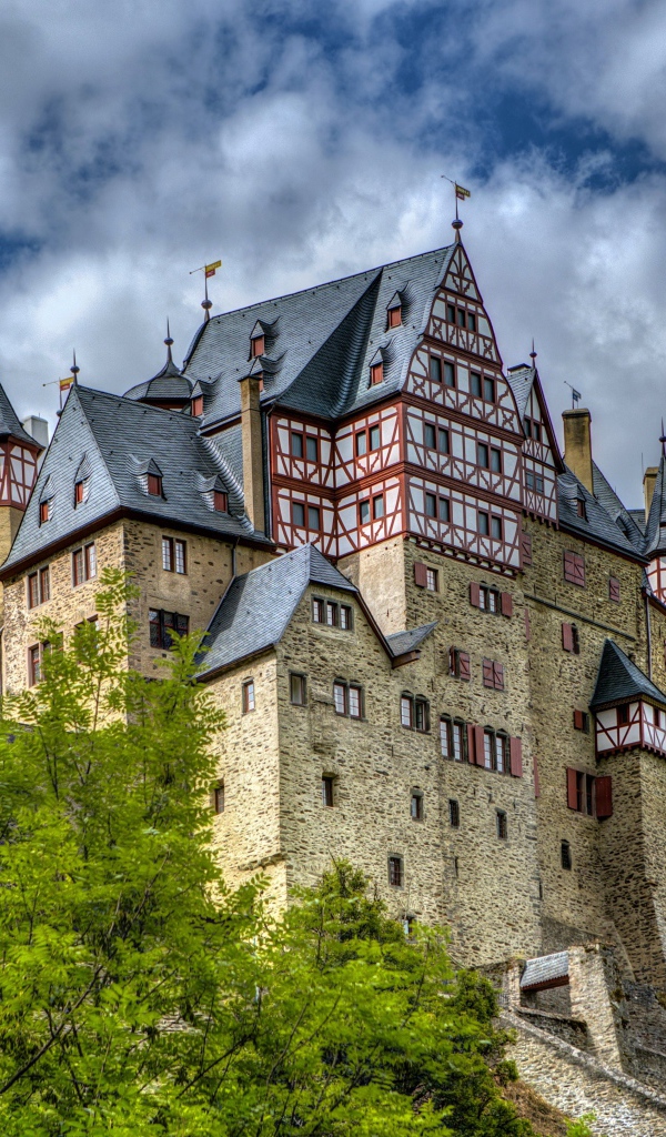 Замок Эльц под красивым голубым небом, Германия