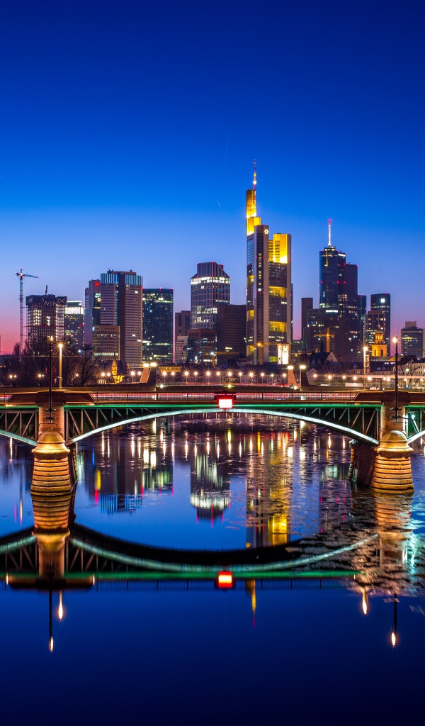 Ночной город Франкфурт отражается в воде, Германия 