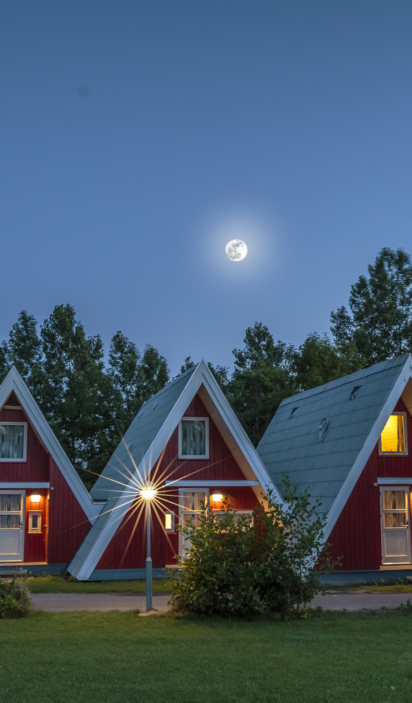 Необычные треугольные дома под ночным небом, Германия