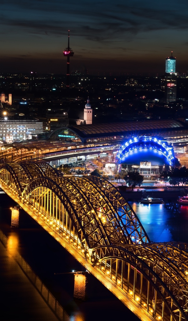 Вид на Кельнский собор и  мост Гогенцоллернов вечером, Германия