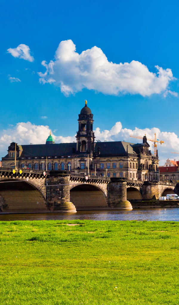 Вид на мост через реку и старинную архитектуру города Дрезден. Германия