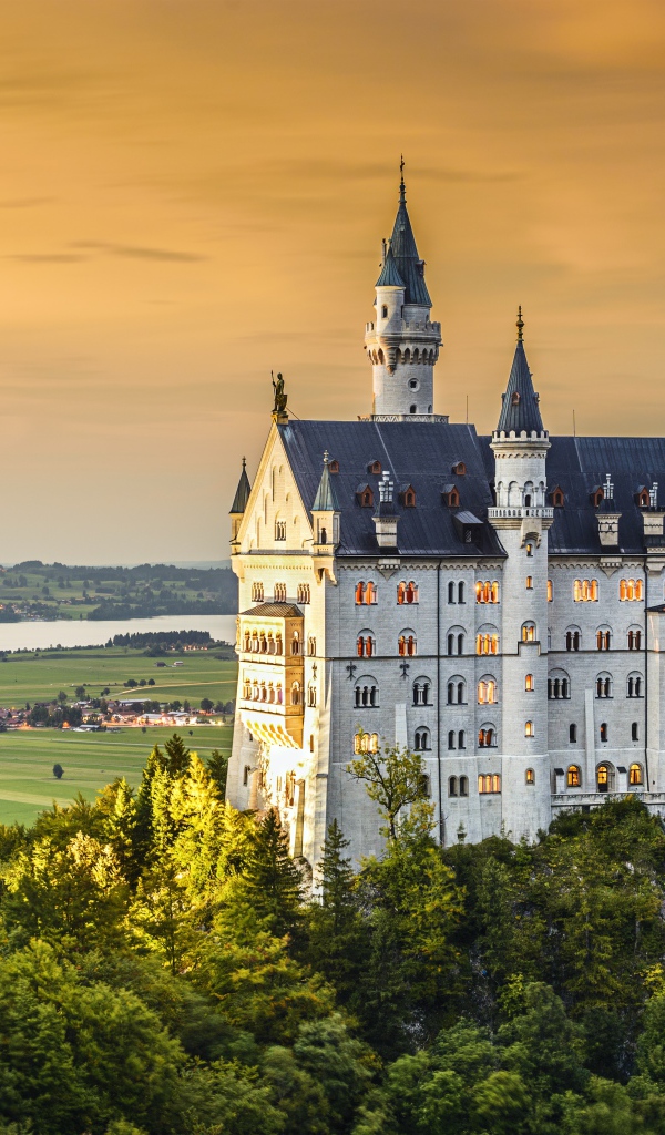 Красивый замок Нойшванштайн на рассвете, Германия 