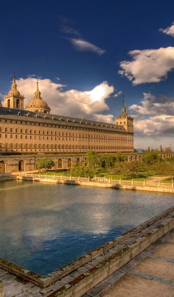 Старинный монастырь Эскориал, Италия 