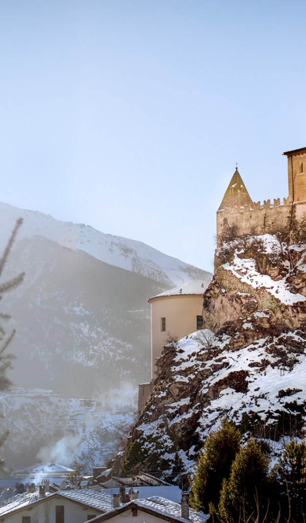 Старинный заснеженный замок Castello di Saint-Pierre, Италия 