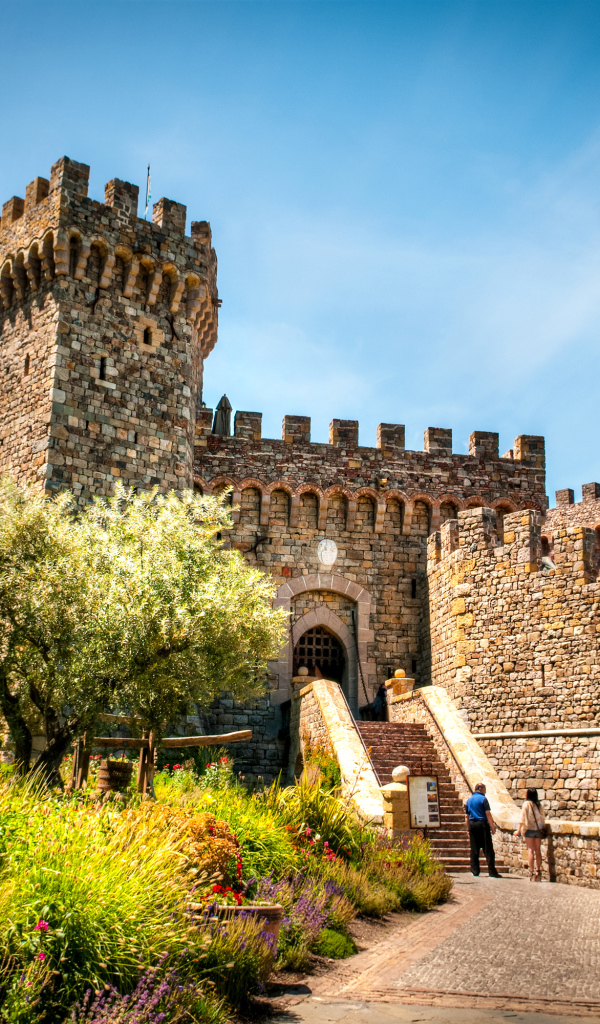 Замок Castello di Amorosa на фоне голубого неба, Тоскана. Италия