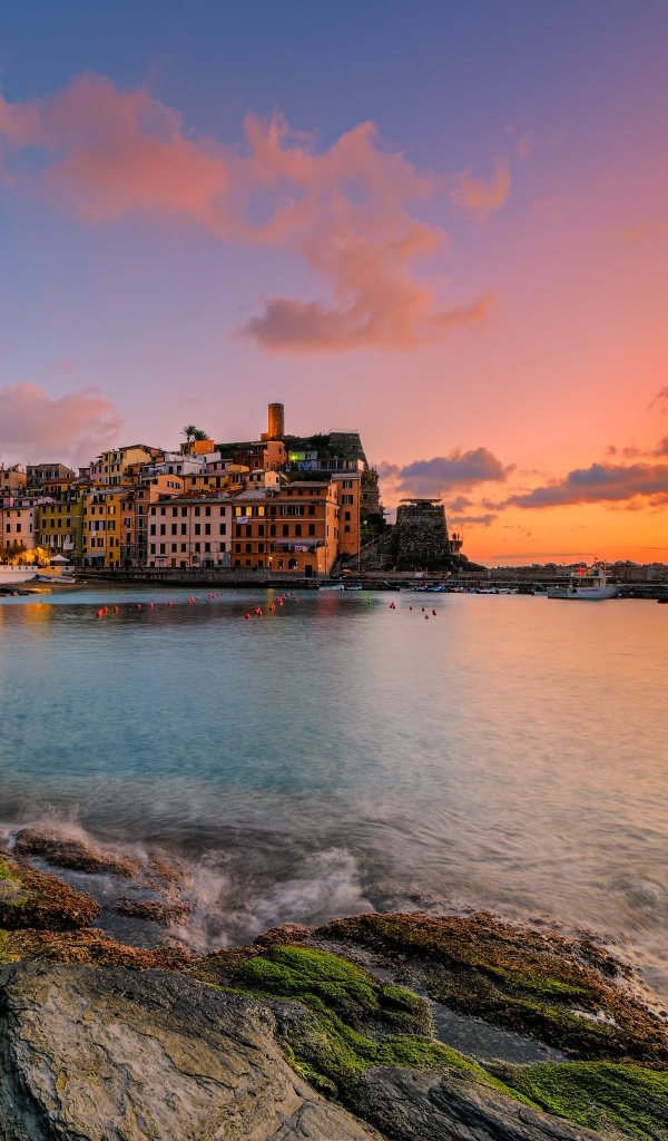 Город Вернацца на берегу океана на закате,  Италия 