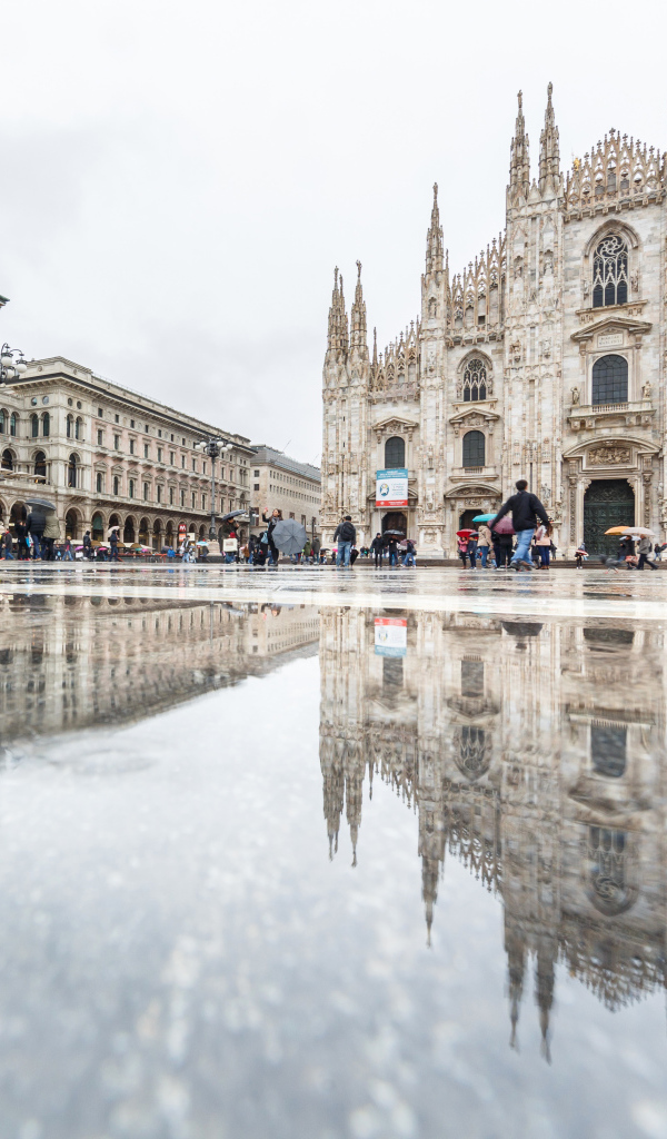 Миланский собор на площади, Италия 