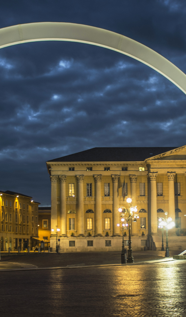 Ночная улица в Вероне, Италия