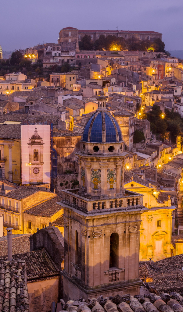 Панорама ночного города,  Сицилия,  Италия 