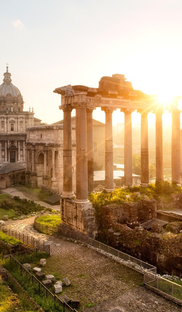 Римский форум в лучах солнца, Рим. Италия