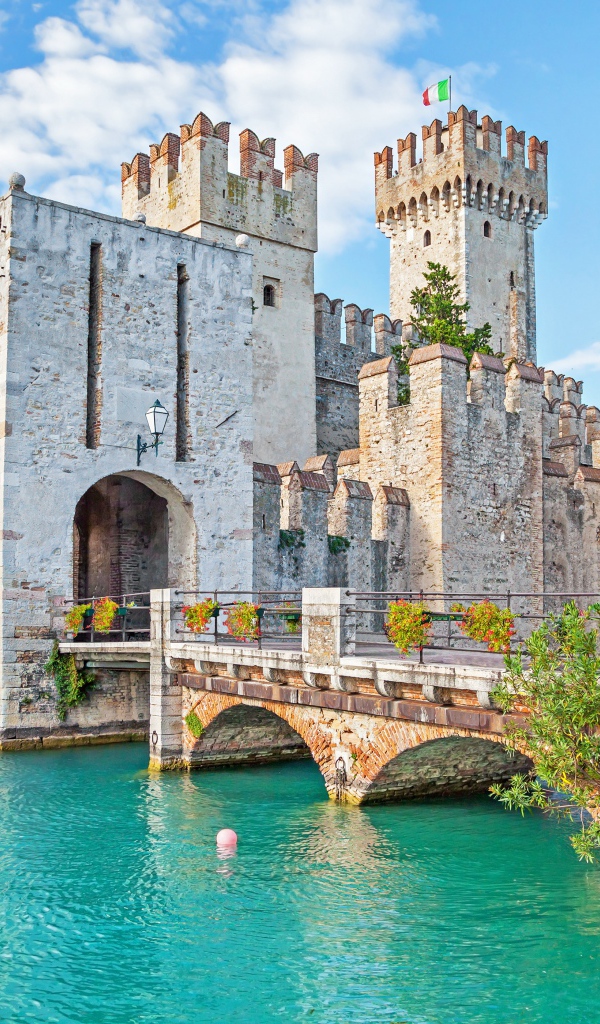 Замок Скалигер у воды, город Сирмионе. Италия 