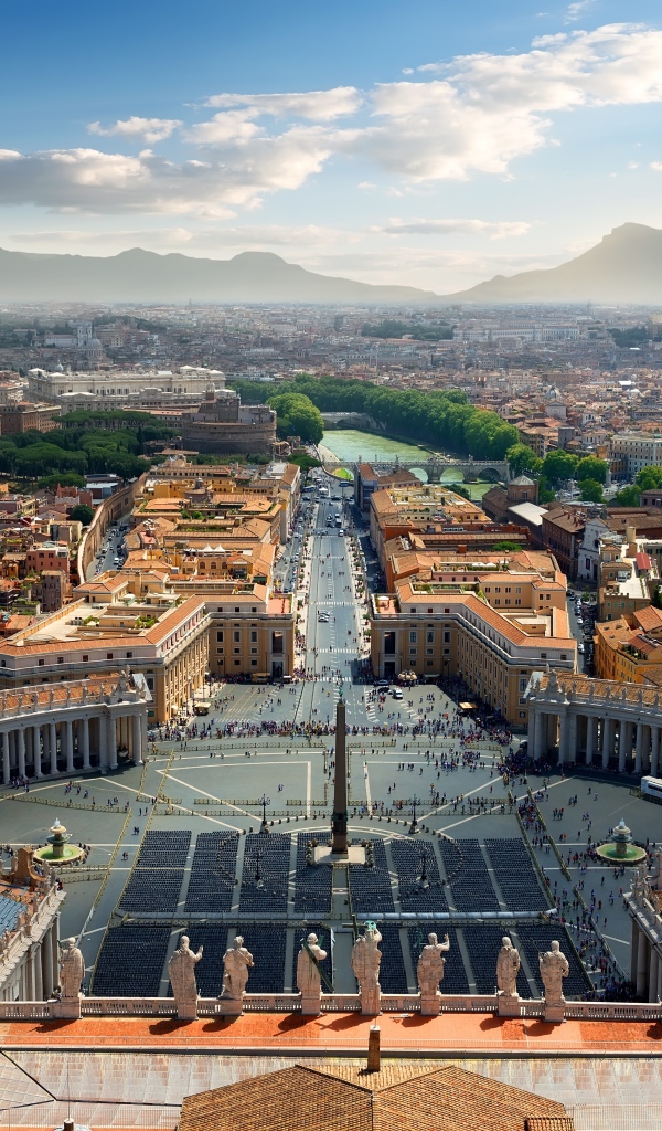 Вид сверху на городскую площадь Ватикана, Италия