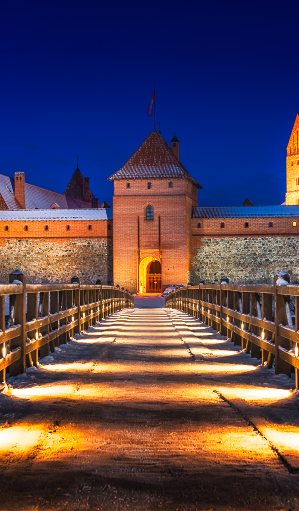 Мост при свете ночных фонарей к Тракайскому замку, Литва